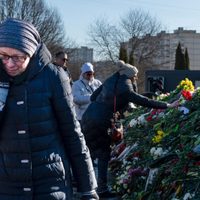 Cientos de simpatizantes hacen fila en homenaje a Navalni por tercer día consecutivo