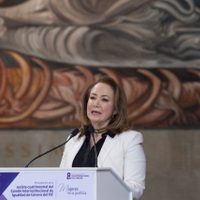 Yasmín Esquivel presenta pruebas a su favor y reitera que es la autora original de la tesis