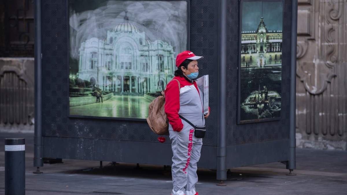 Una vendedora de periódico en la CDMX