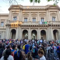 Trabajadores del Hospital Laura Bonaparte permanecen en el edificio para evitar su cierre