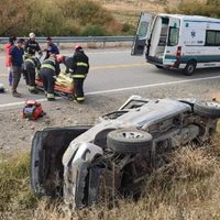 Una camioneta mordió la banquina y volcó en la Ruta 234, en cercanías a Junín de los Andes