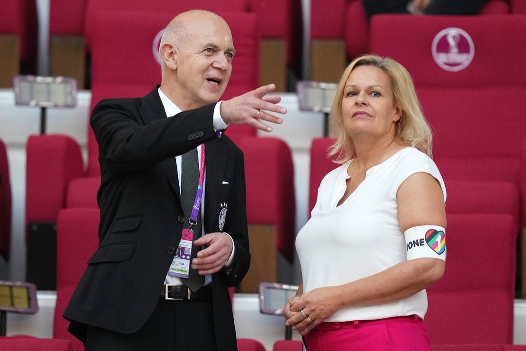 La ministra del Interior de Alemania, Nancy Faeser, porta el brazalete One Love. En el partido de su selección contra Japón estuvo sentada junto a al presidente de FIFA, Infantino