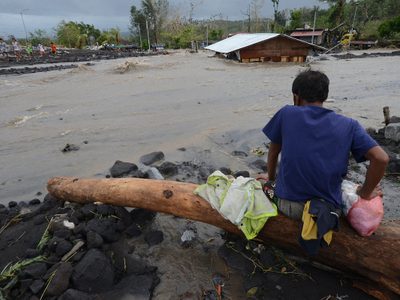 Al menos 10 fallecidos por el poderoso tifón que arrasó Filipinas: las imágenes