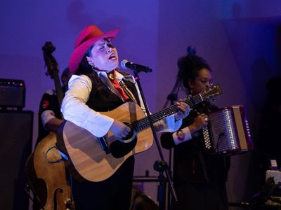 Vivir Quintana presenta “Cosas que sorprenden a la audiencia”, disco con historias