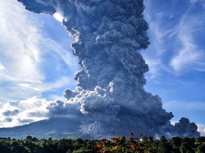 Volcán Sinabung en Indonesia entró en erupción: el video