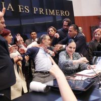 Entre jaloneos y manotazos, Rosario Piedra Ibarra protesta como titular de la CNDH (Video)