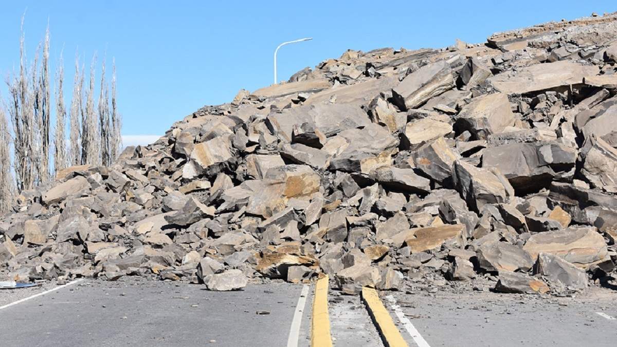 Las rocas sobre la ruta 43 en Chos Malal luego de derrumbarse el cerro. Fuente: (MPF)