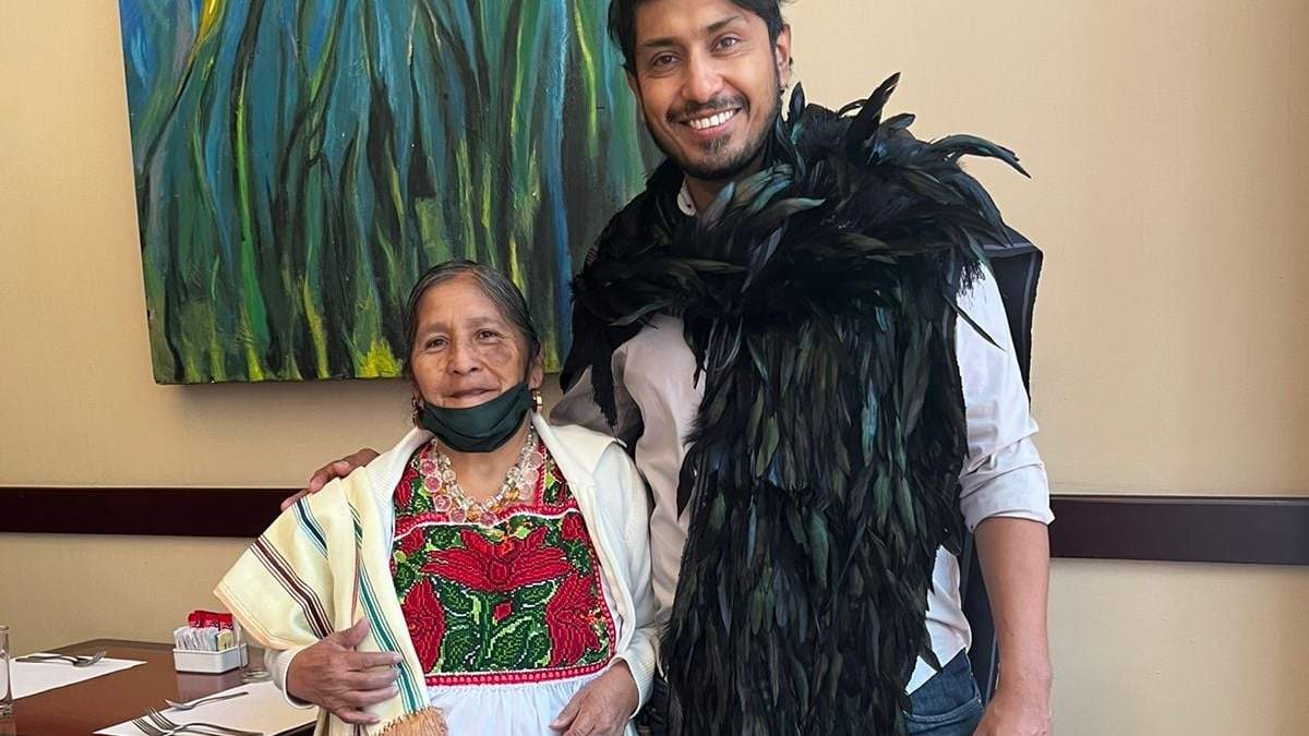 Tenoch Huerta con una capa de plumas artesanal