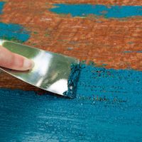 Renová tus muebles por completo con este removedor casero para maderas con 2 ingredientes y súper fácil