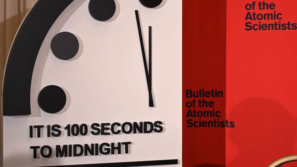 El reloj del apocalipsis que marca 100 segundos para la medianoche. Fuente: (Twitter)
