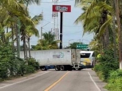 Enfrentamiento en Escuinapa deja bloqueo carreteros y despojos de unidades de carga