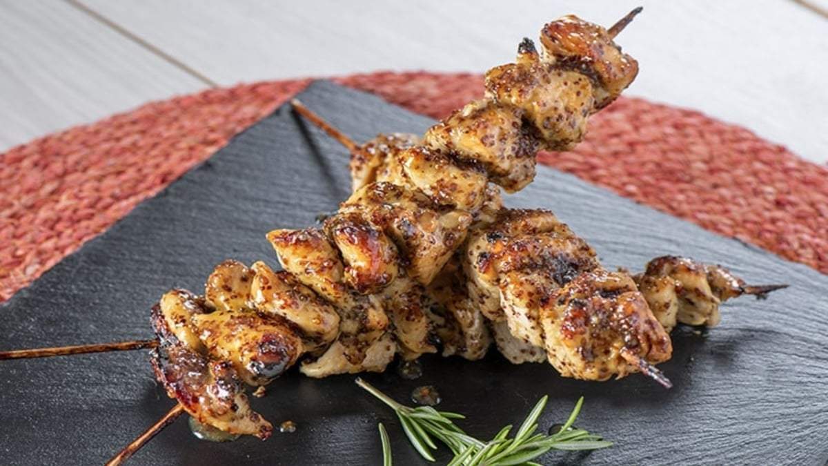 Brochetas de pollo. Fuente:(X).