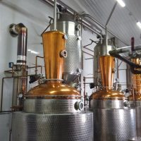 Las destilerías que elaboraron sanitizante vuelven a producir bebidas