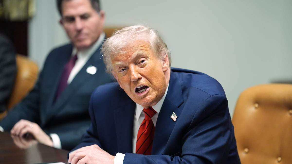 Donald Trump, sentado junto a Michael Dell, fundador y director ejecutivo de Dell, en una reunión con líderes empresariales en la Casa Blanca