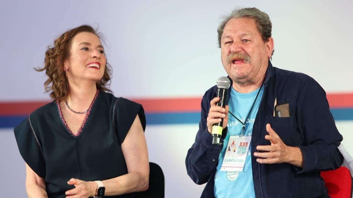 El director del FCE en la charla con la esposa del presidente López Obrador