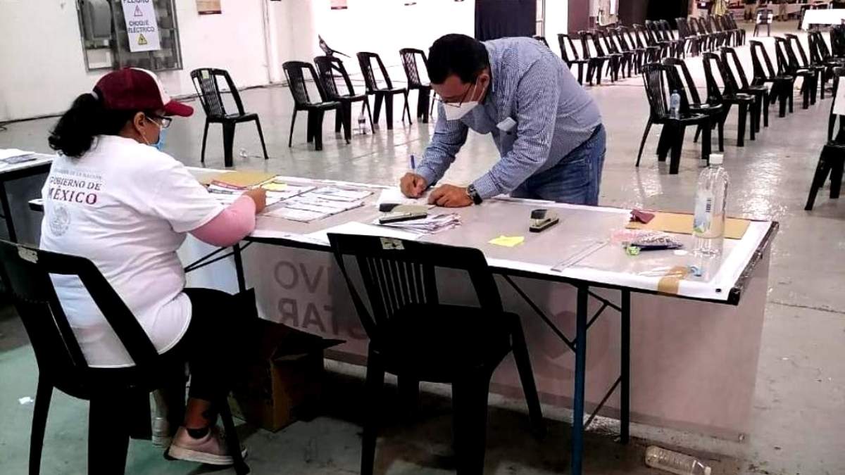 La supuesta fotografía de Pedro Gabriel Hidalgo Cáceres, líder del PAN en Tabasco, cobrando el apoyo del gobierno federal