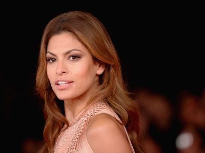 Eva Mendes salió al cruce con un hater por esta foto: "Prefiero estar en casa con mi hombre"