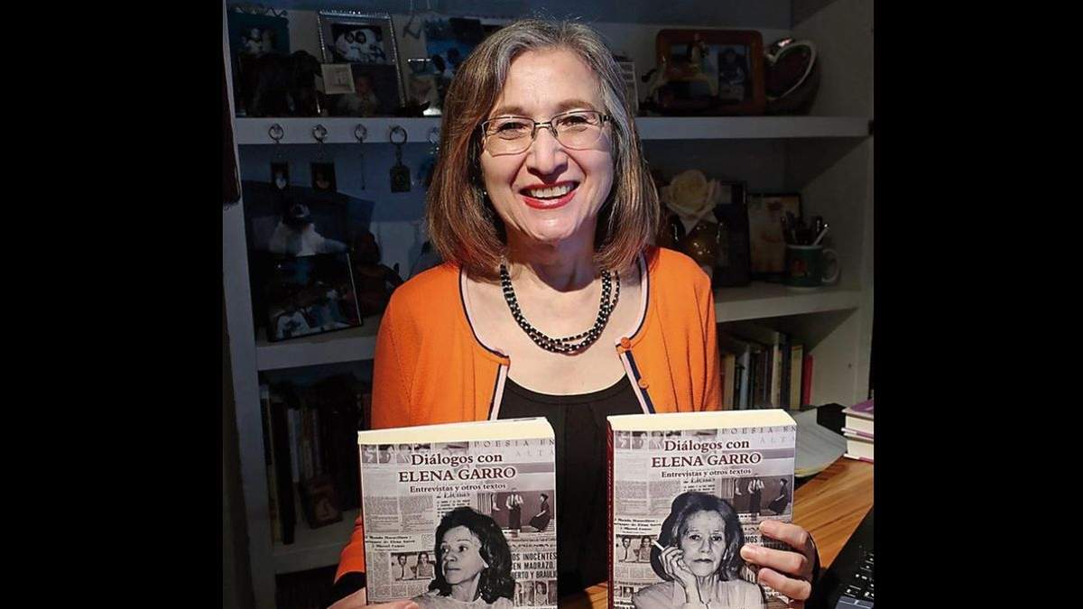 Patricia Rosas Lopátegui muestra los tomos de "Diálogos con Elena Garro. Entrevistas y otros textos"
