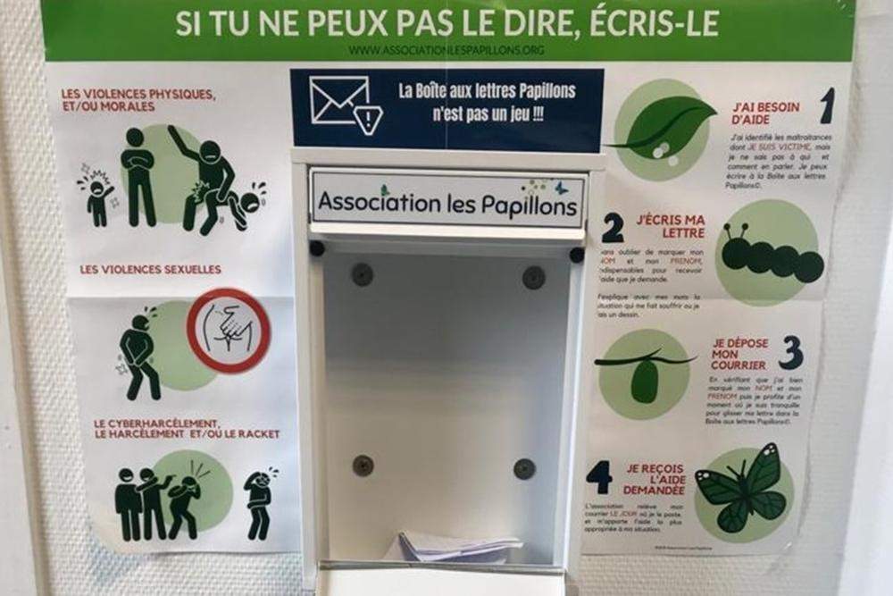Uno de los buzones usados para ayudar a niños a denunciar abuso infantil en Francia. Foto de la iniciativa "Mariposas"