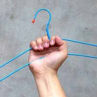 Con solo 1 percha de ropa: el truco infalible para secar mejor tus zapatillas cuando las laves