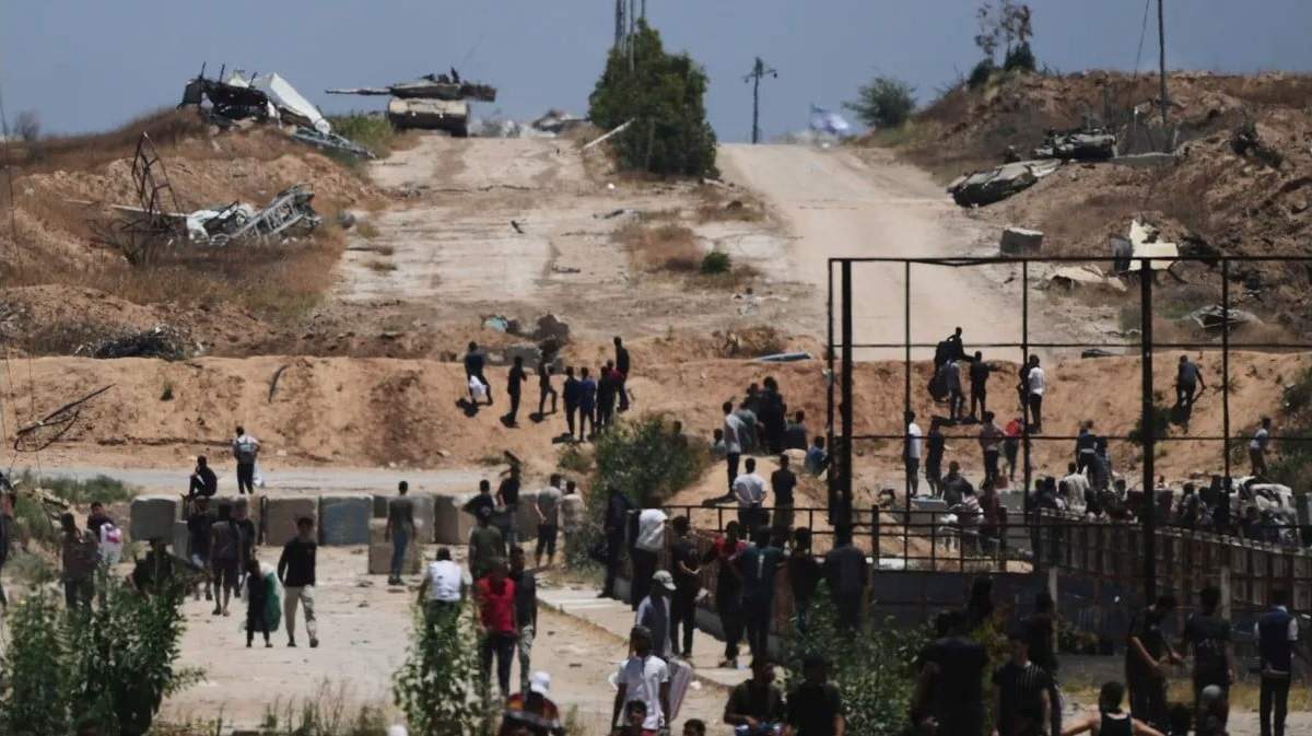 Tanques israelíes toman posición cerca de un centro de distribución de ayuda de la Fundación Humanitaria de Gaza, en Jan Yunis, sur de la Franja de Gaza