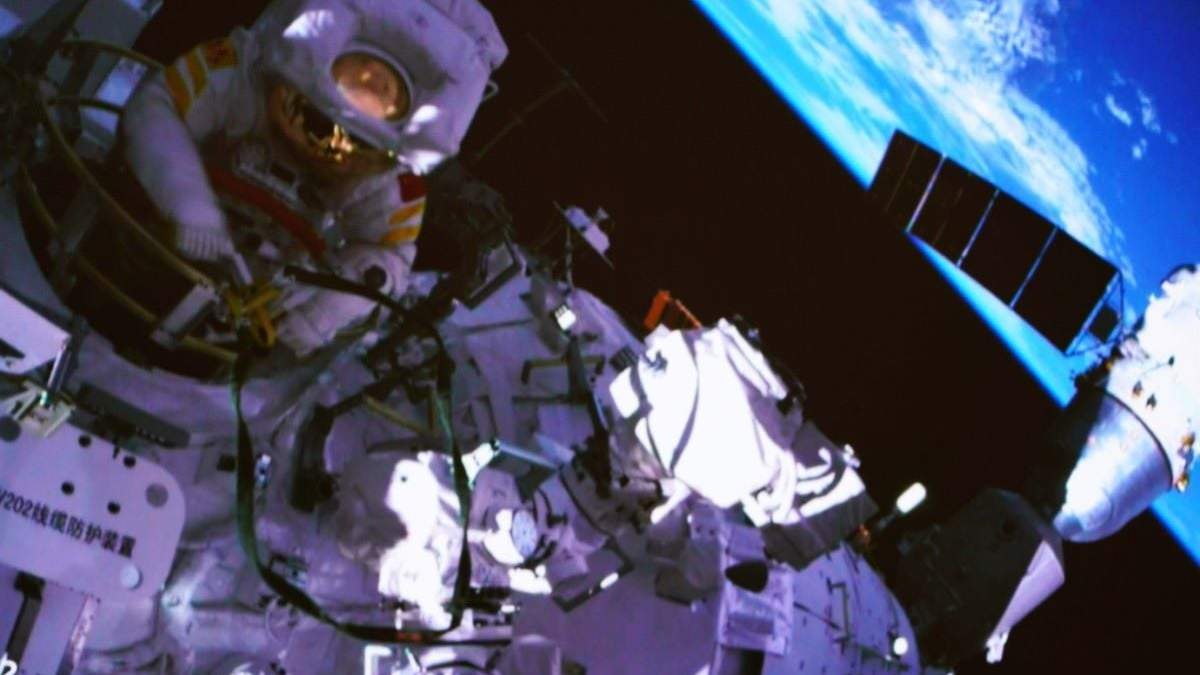 Astronautas chinos realizan caminata en la estación espacial Tiangon