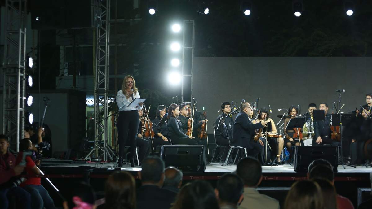 Conviven Américo y María con familias en concierto por Día de Reyes