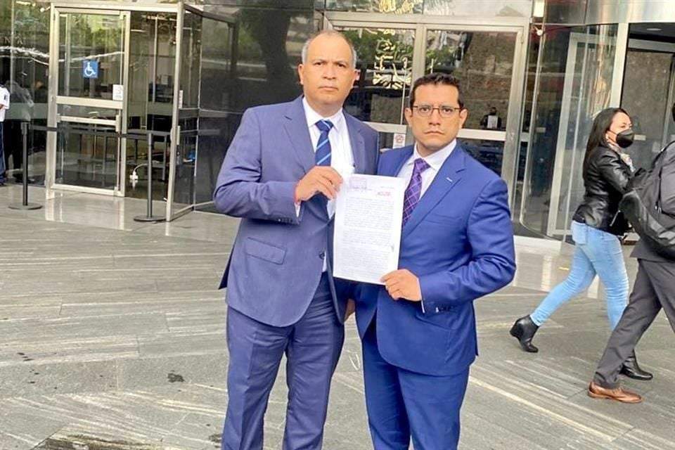 Para el abogado Óscar Zamudio, a la derecha en la foto, el mensaje de la FGR es "al fiscal no se le denuncia"