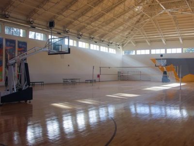 Reclaman mejoras urgentes por el mal estado edilicio del gimnasio El Escondido, en el predio de la UNCo