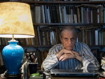 El escritor "anticuarentena", Juan José Sebreli, tiene coronavirus