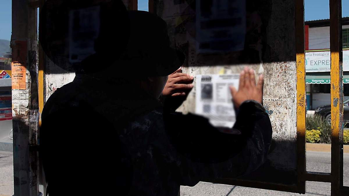 Un agente coloca un aviso de Alerta Amber