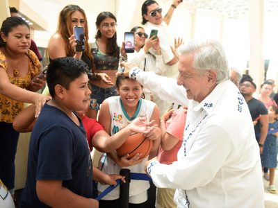 AMLO recibe ovaciones, firma autógrafos y se toma selfies en estación del Tren Maya (Video)