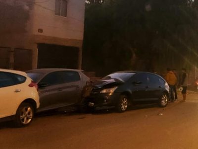 Centenario: un conductor alcoholizado perdió el control de su vehículo y chocó contra dos autos estacionados