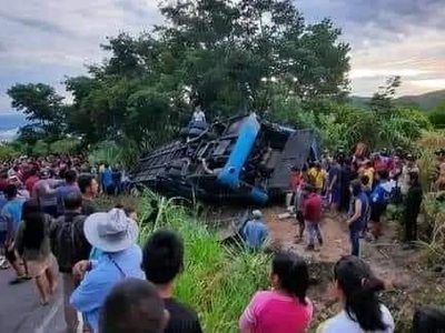 Vuelca autobús con feligreses tabasqueños y deja saldo de 9 muertos y 28 heridos en Chiapas (Video)