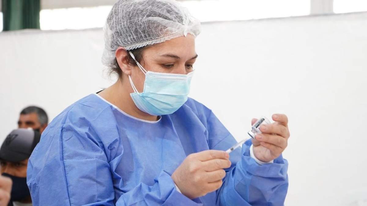 Profesional de la Salud alista una vacuna contra el coronavirus. Fuente: (Twitter)