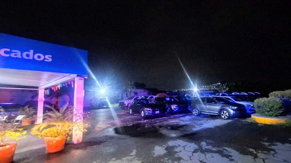 Operativo por asalto a agencia de autos