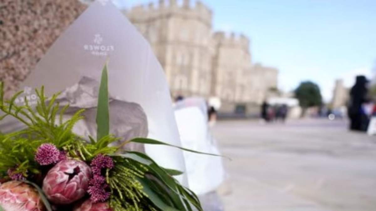 Un ramo de flores afuera del Castillo de Windsor, Inglaterra, el sábado 23 de marzo de 2024