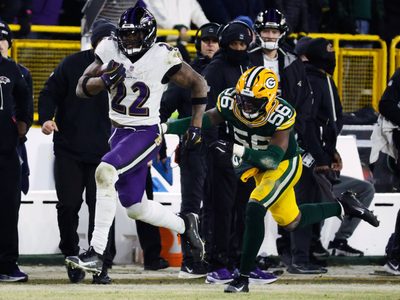 Gracias a actuación magistral de Henry, Ravens siguen con vida al vencer a Packers