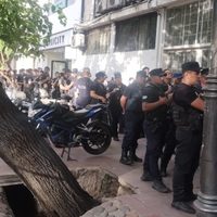 Denuncia penal por represión y advertencia a Rus