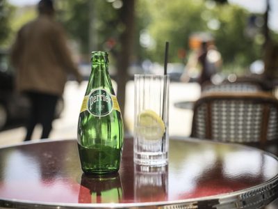 Gobierno francés encubrió tratamiento ilegal de agua de Nestlé, según un informe del Senado