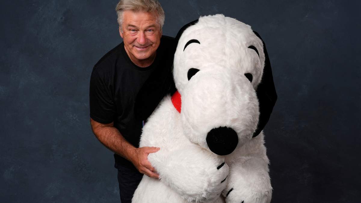 Alec Baldwin y el personaje Snoopy de "Peanuts" posan para un retrato para promocionar el 75º aniversario de "Peanuts" durante la Comic-Con International en San Diego