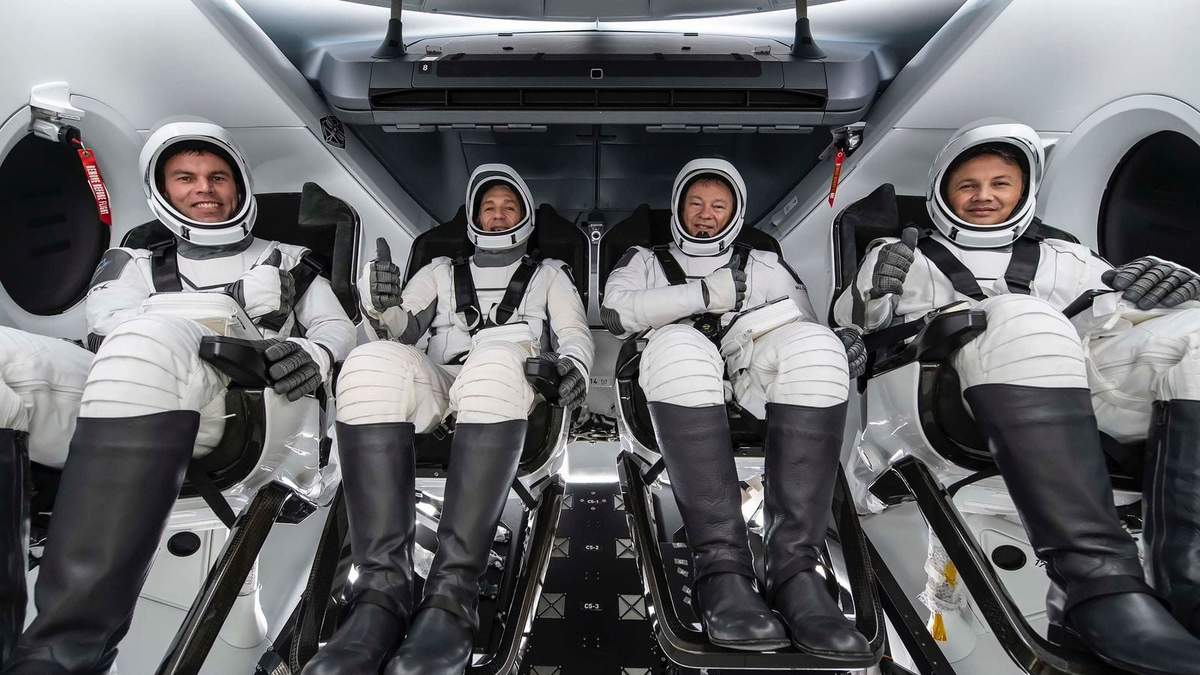 Astronautas a bordo de Crew Dragon de Space X