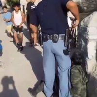 Policía de El Paso, Texas, apunta con su arma a niños; es suspendido (Video)