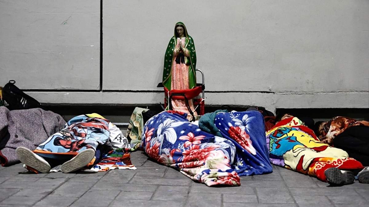 Peregrinos duermen en las calles en su trayecto a la Basílica de la Virgen de Guadalupe