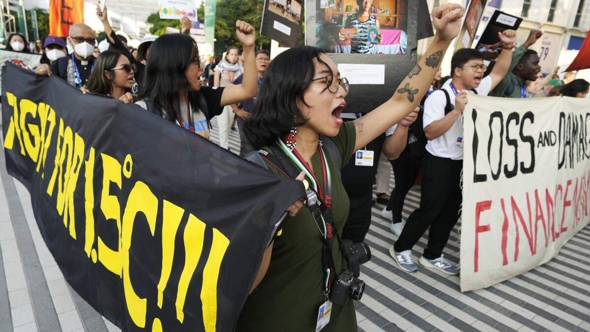 ARCHIVO - Activistas manifestándose por la justicia climática y un cese el fuego durante la cumbre climática COP28 en Dubái, Emiratos Árabes Unidos