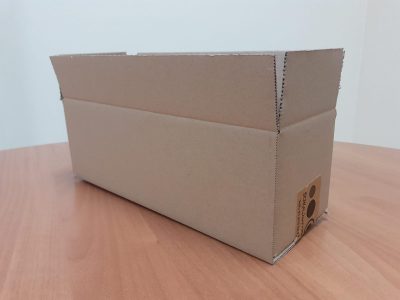 Ahora sí no querrás tirar las cajas de cartón: creá este hermoso estante para alguna esquina de tu living