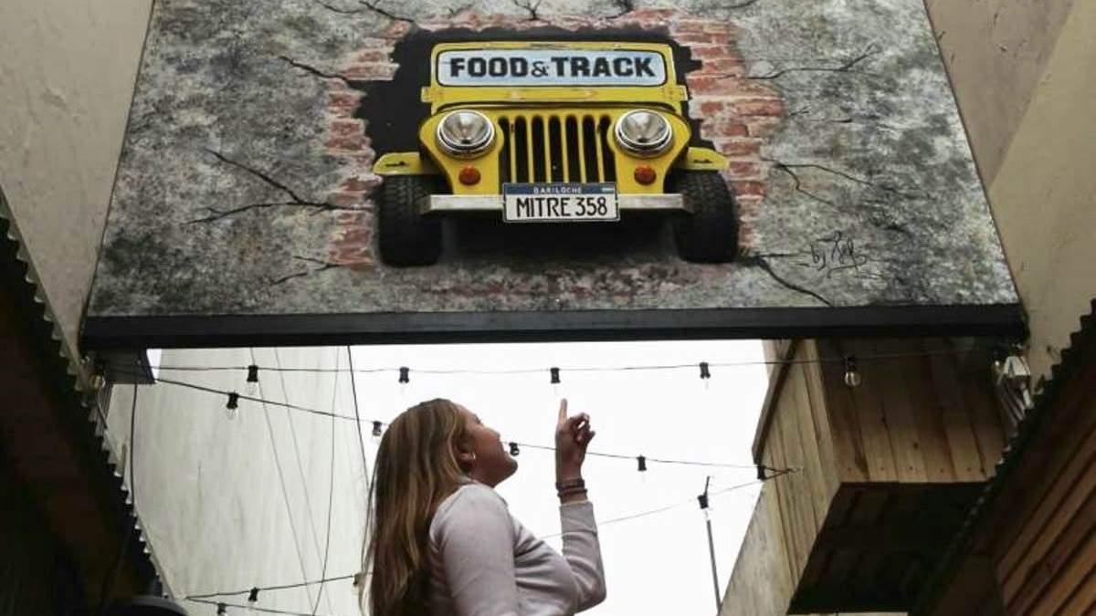 Un restaurante con pista de autitos 4x4. Fuente: (Instagram)