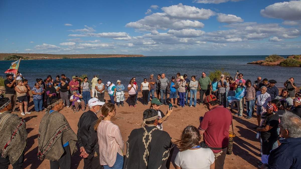 A orillas del Mari Menuco se desarrolló el Encuentro Interreligioso en defensa del agua y el territorio. Fuente (Confederación mapuche)