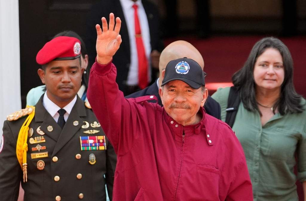 ARCHIVO - El presidente de Nicaragua, Daniel Ortega, saluda tras asistir a la ceremonia de juramentación del presidente venezolano Nicolás Maduro para un tercer mandato en la Asamblea Nacional, el viernes 10 de enero de 2025, en Caracas