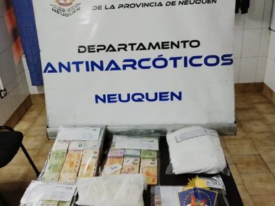 Detuvieron a un hombre y secuestraron droga y dinero en un allanamiento
